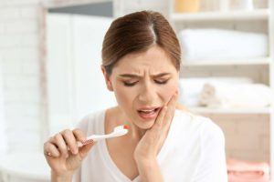 woman experiencing pain in gums